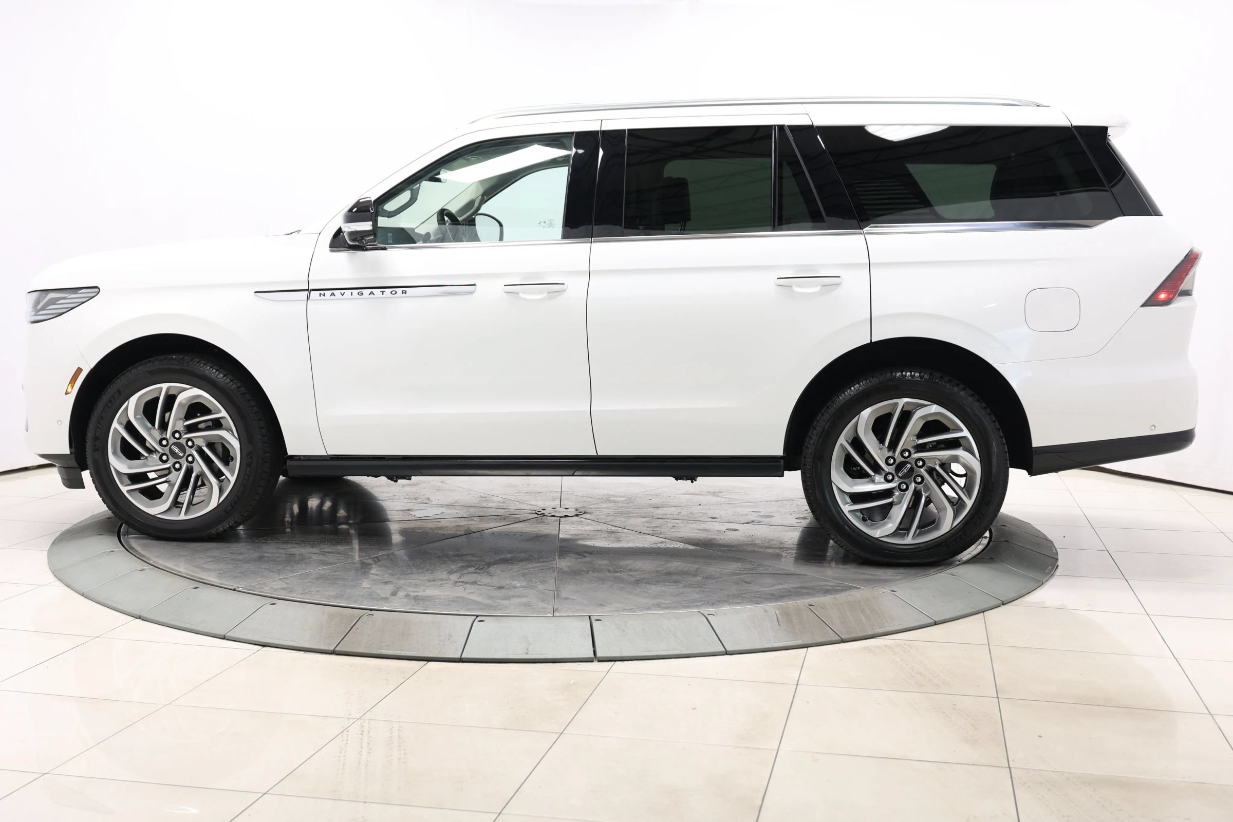 Used 2025 Lincoln Navigator Reserve AWD/4WD image 9