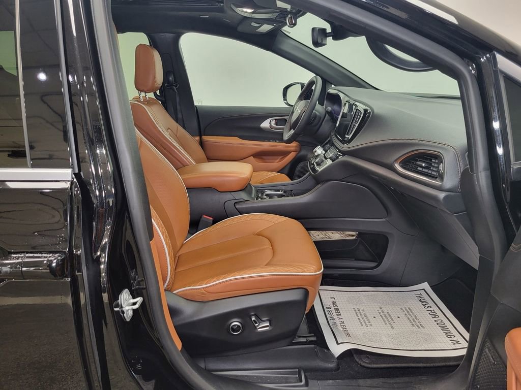 Used 2025 Chrysler Pacifica Pinnacle w/ Trailer Tow Group image 11