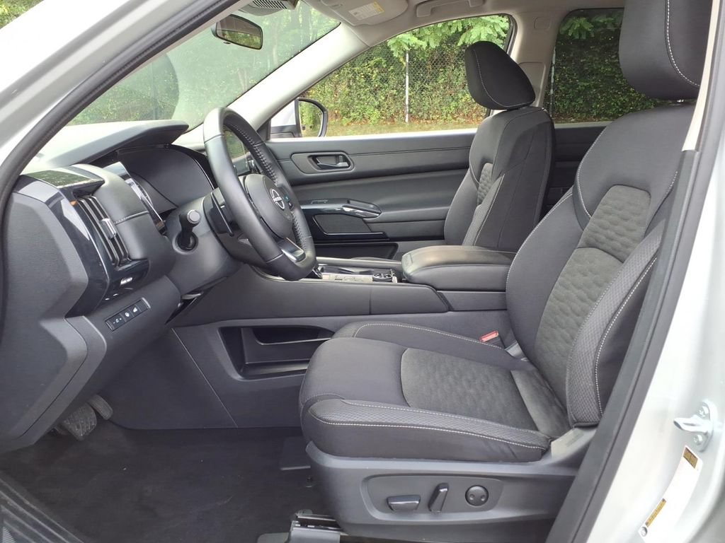 Used 2025 Nissan Pathfinder SV AWD/4WD image 12