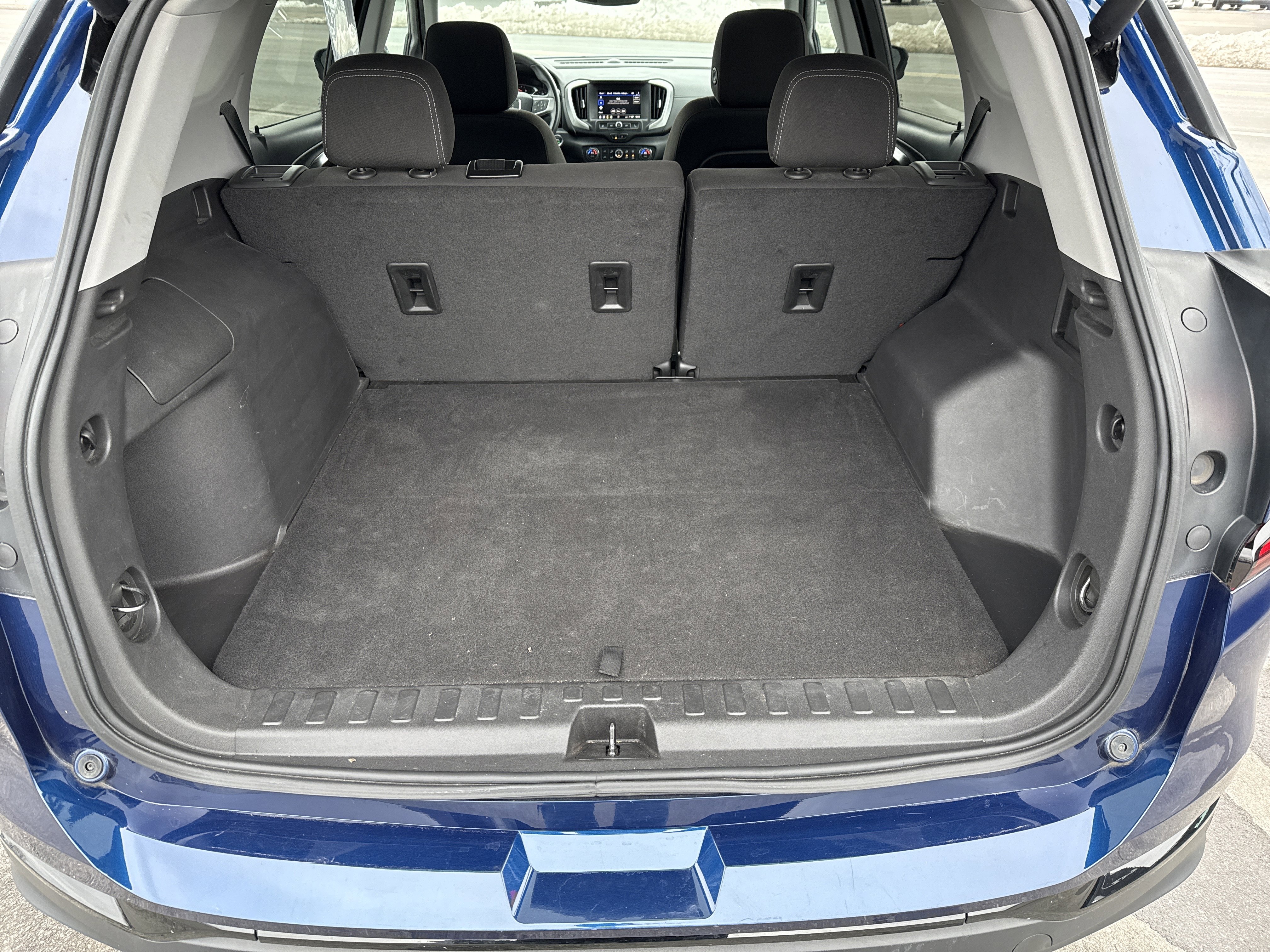 Used 2023 GMC Terrain SLE w/ Driver Convenience Package image 5