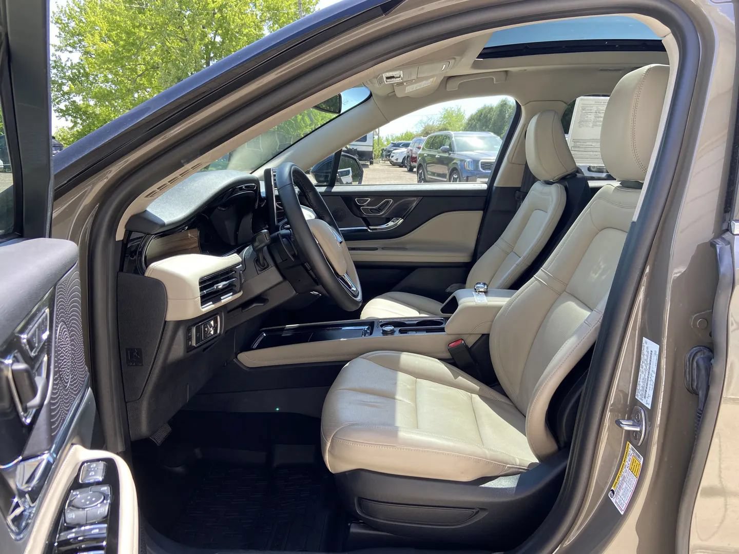 Used 2025 Lincoln Corsair Grand Touring AWD/4WD image 12