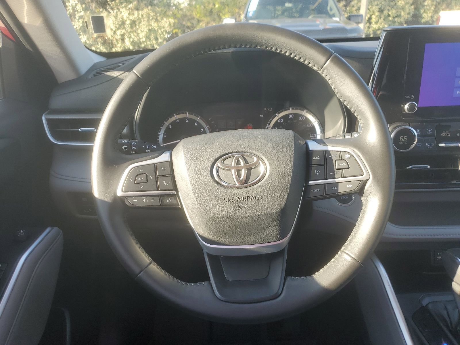 Used 2023 Toyota Highlander LE FWD image 12