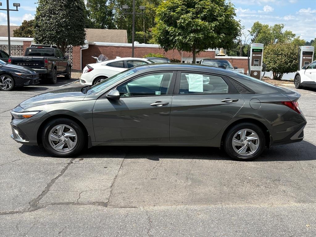 Used 2024 Hyundai Elantra SE FWD image 3
