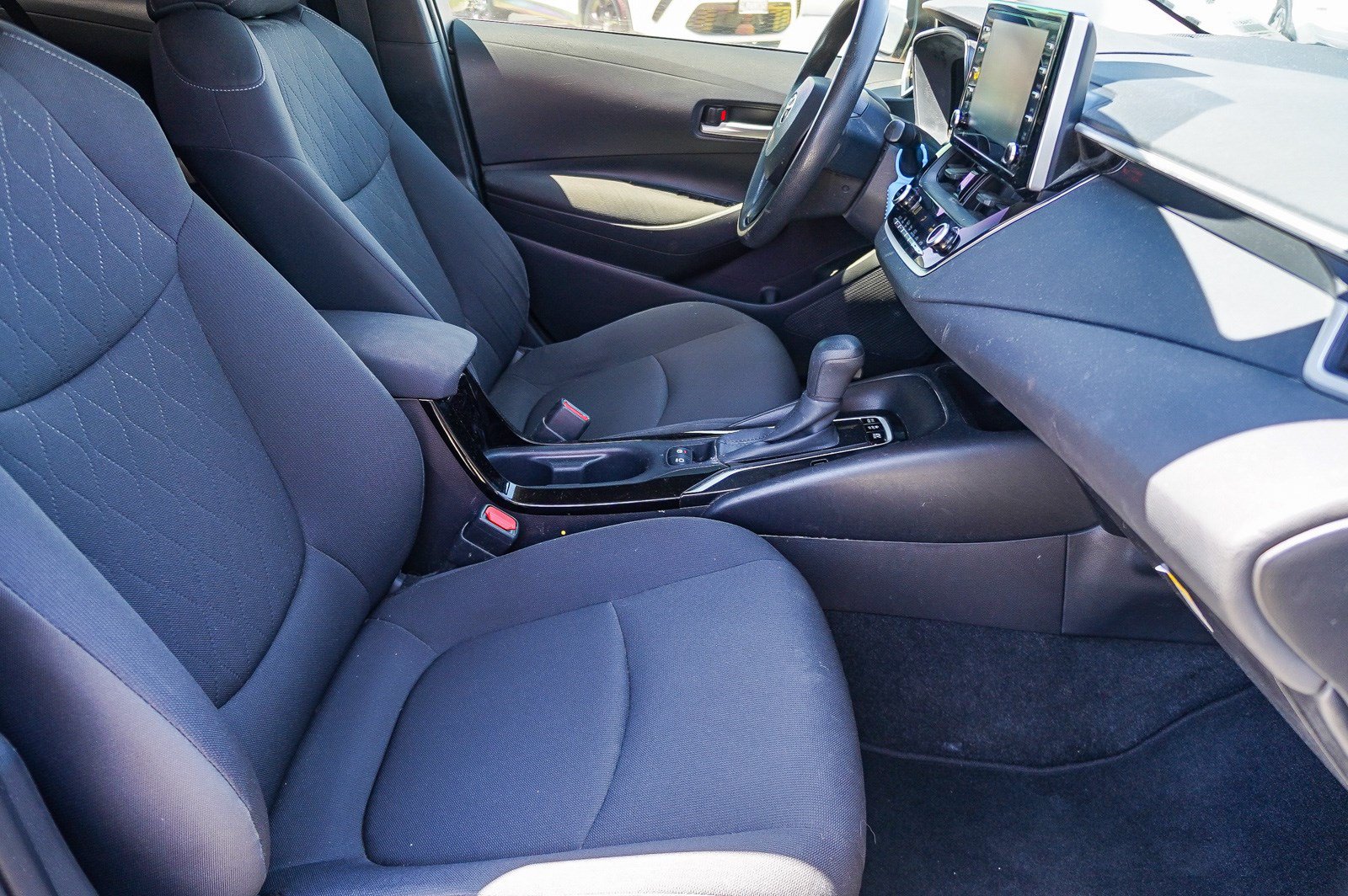 Used 2021 Toyota Corolla LE w/ Carpet Mat Package (TMS) FWD image 17