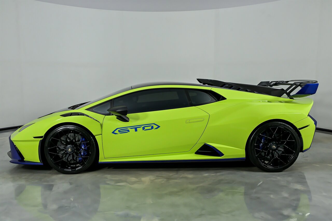 Used 2022 Lamborghini Huracan STO RWD image 8