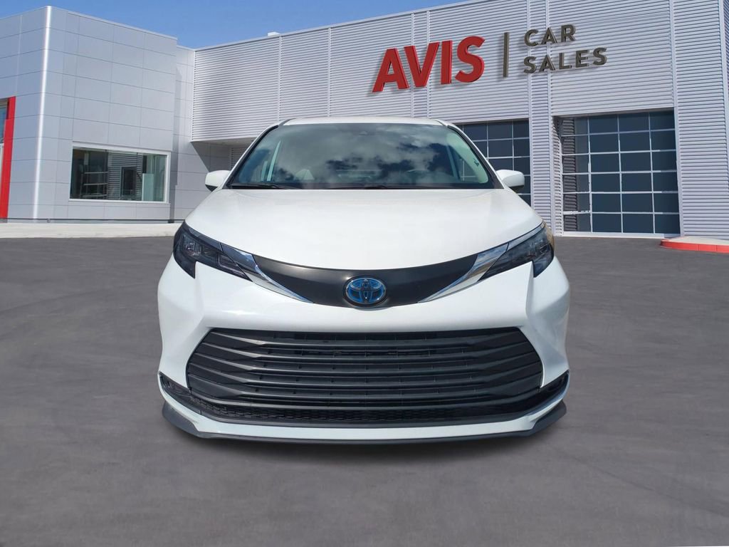 Used 2025 Toyota Sienna LE image 2