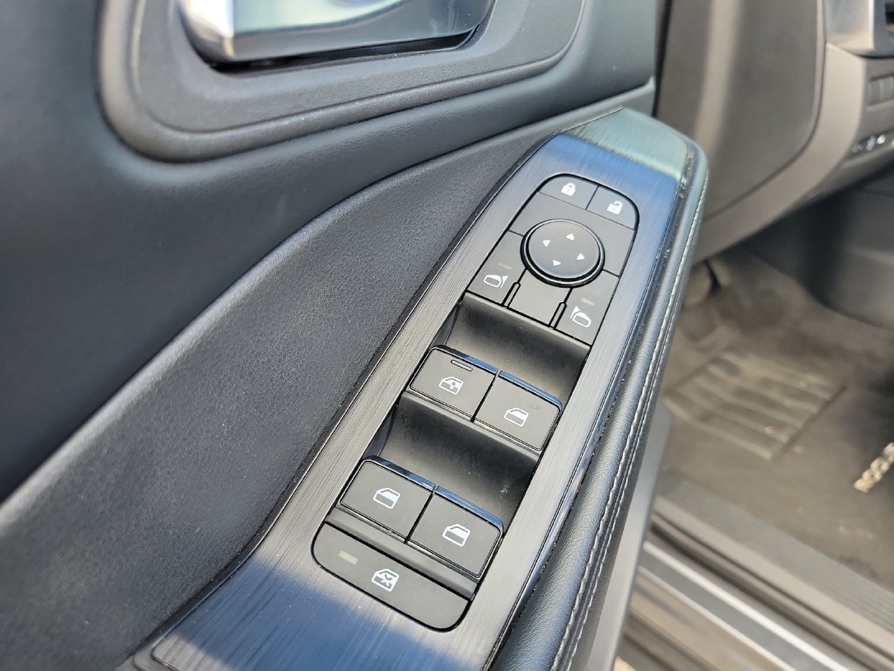 Used 2025 Nissan Rogue SV FWD image 13