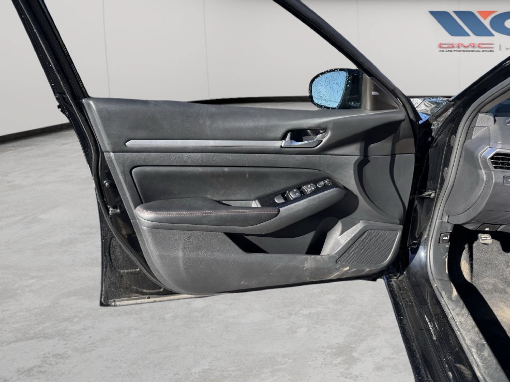 Used 2025 Nissan Altima 2.5 SR FWD image 13