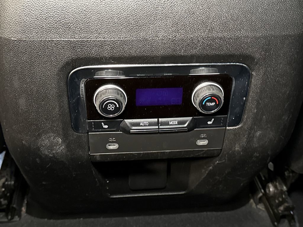 Used 2023 Chevrolet Suburban LT w/ Luxury Package image 10