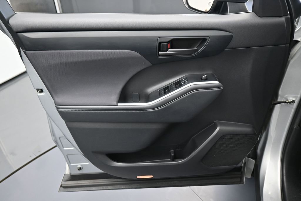 Used 2022 Toyota Highlander L AWD/4WD image 13