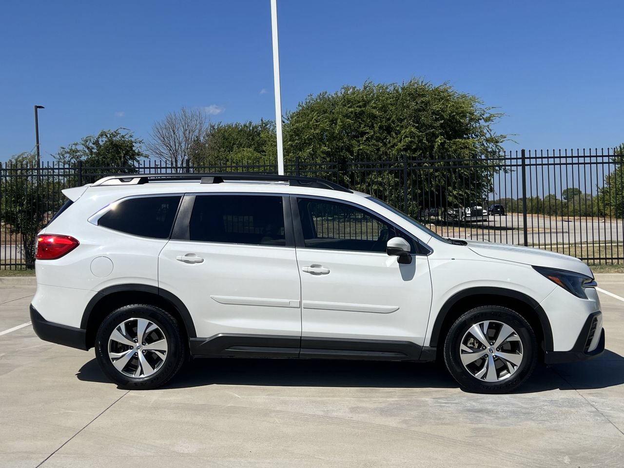 Used 2023 Subaru Ascent Premium w/ Convenience Package AWD/4WD image 3
