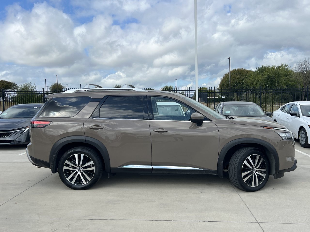 Used 2025 Nissan Pathfinder Platinum w/ Cargo Package FWD image 3