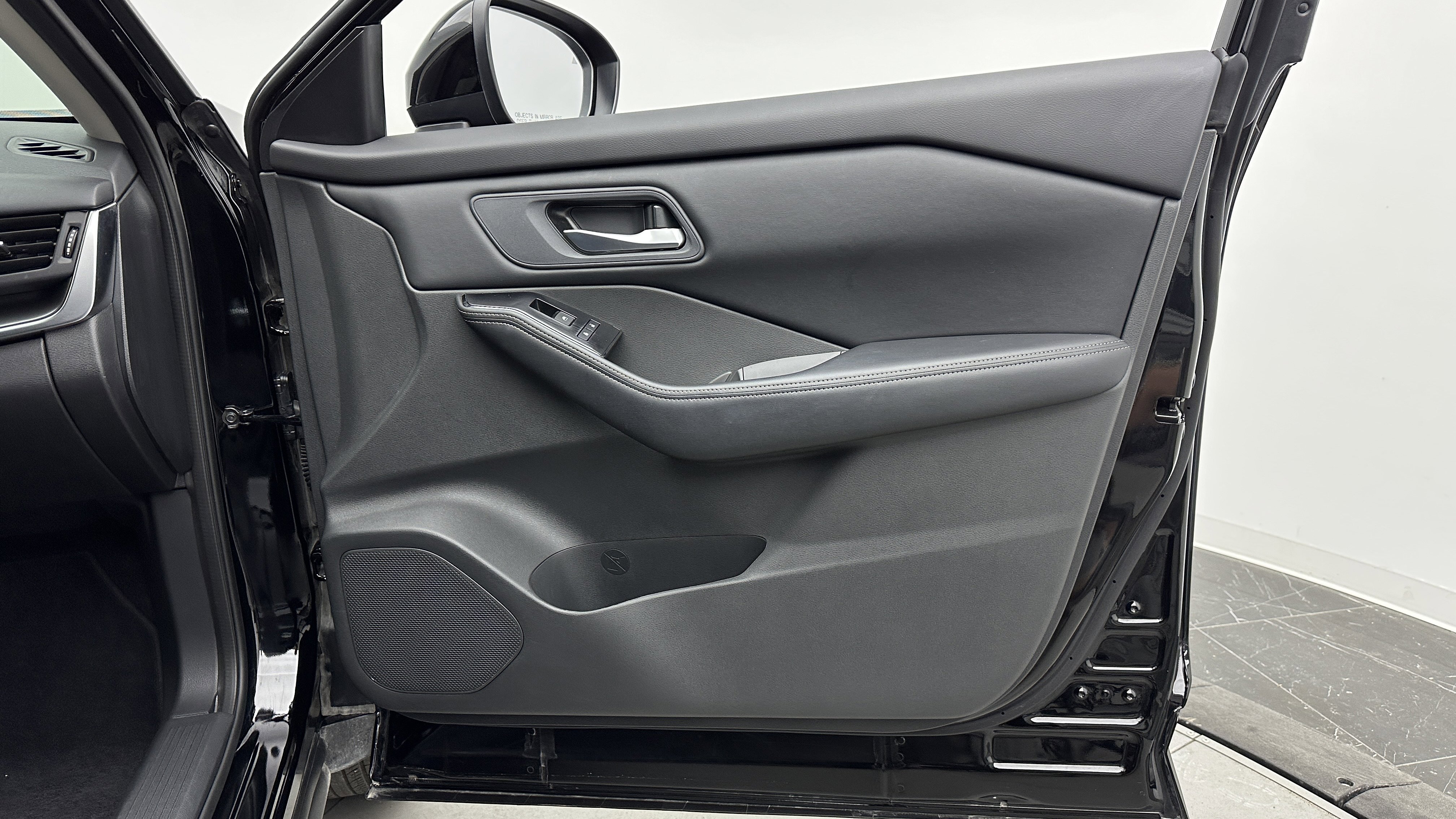 Used 2025 Nissan Rogue SV image 34