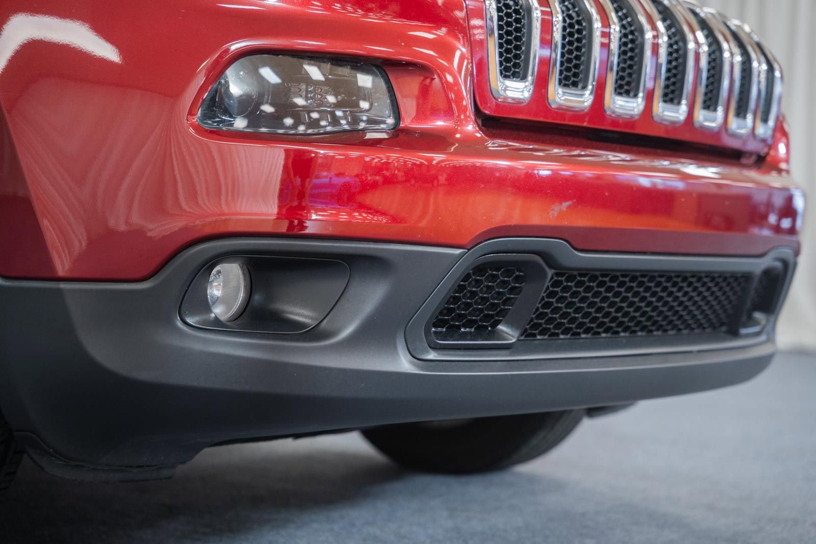 Used 2016 Jeep Cherokee Latitude w/ Cold Weather Group AWD/4WD image 13