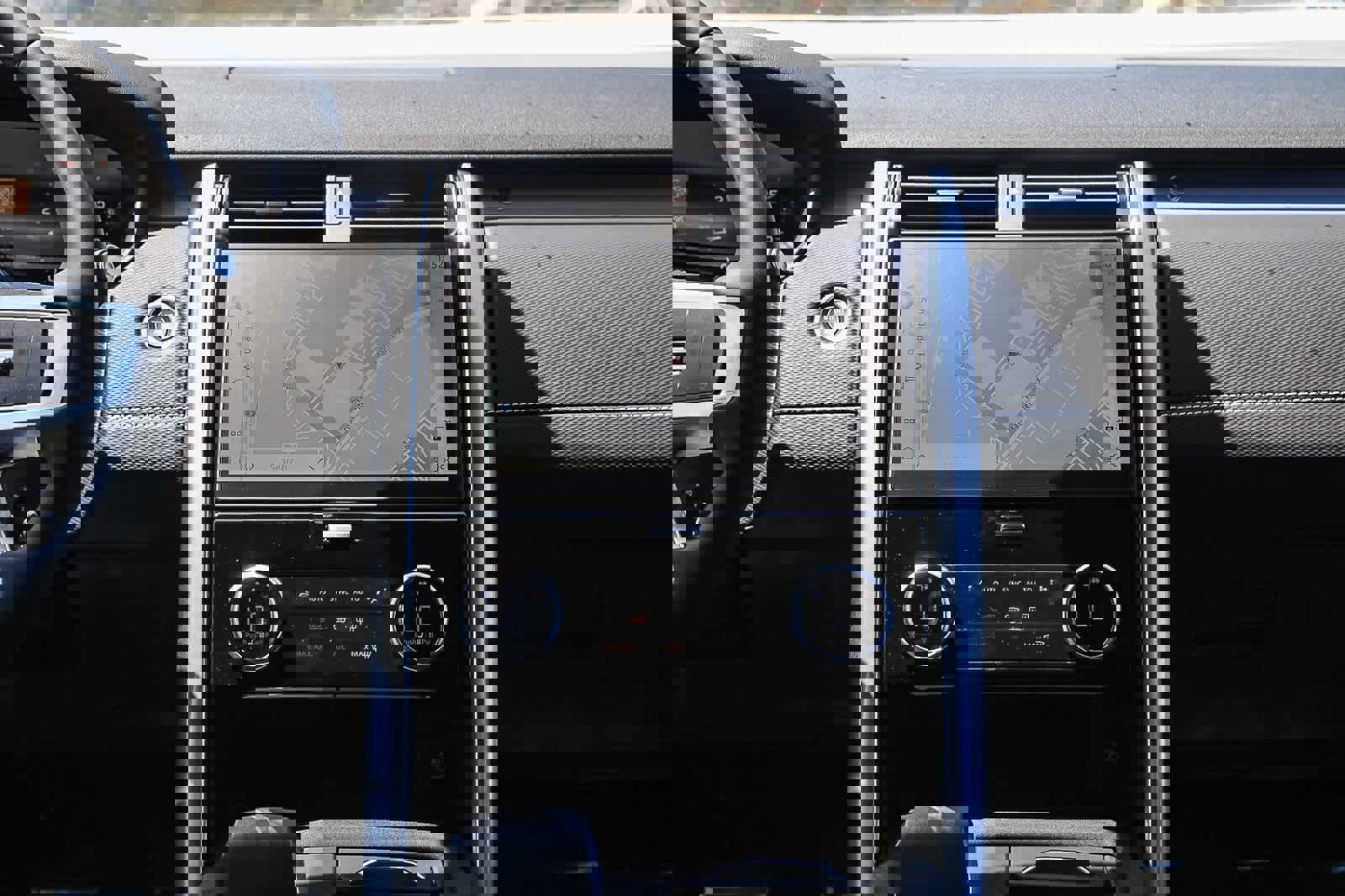 New 2025 Land Rover Discovery Dynamic SE image 13