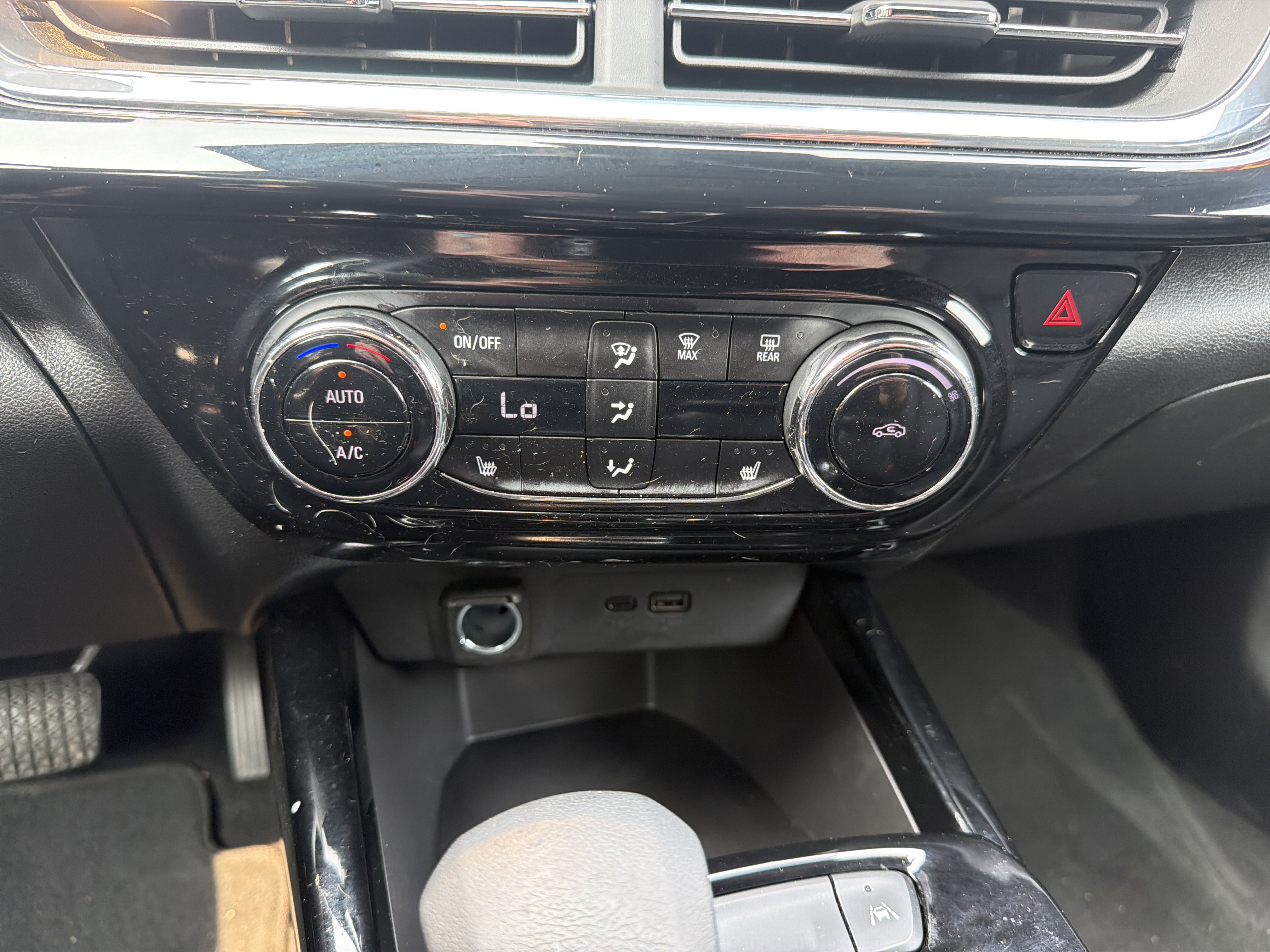 Used 2024 Chevrolet Trax RS FWD image 24