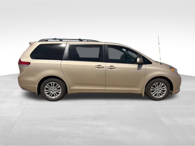 Used 2012 Toyota Sienna XLE w/ Entertainment Pkg image 2