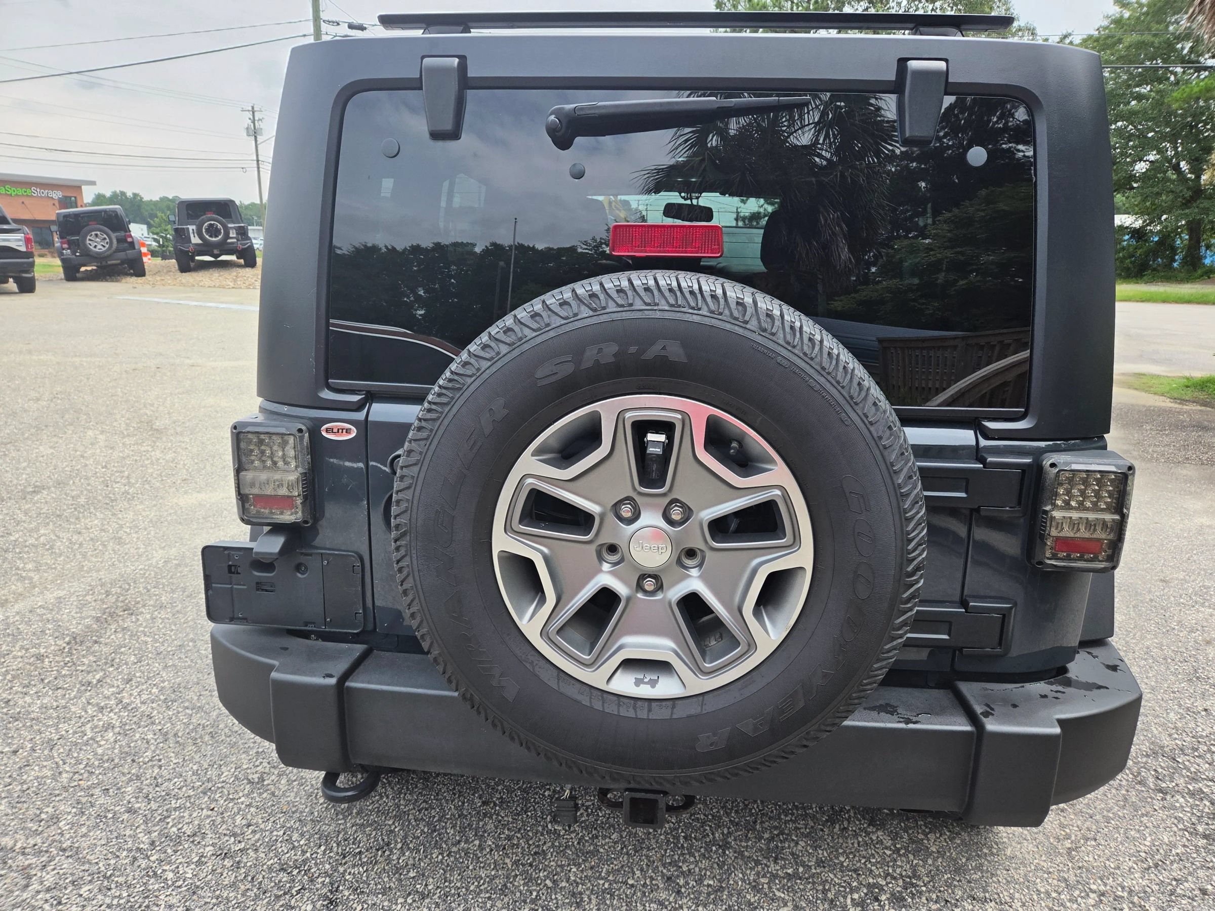 Used 2017 Jeep Wrangler Unlimited Rubicon w/ Cold Weather Group AWD/4WD image 6