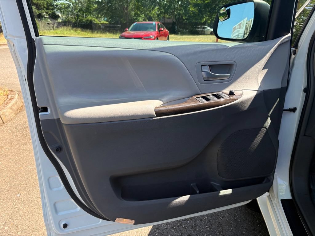 Used 2017 Toyota Sienna Limited AWD/4WD image 12