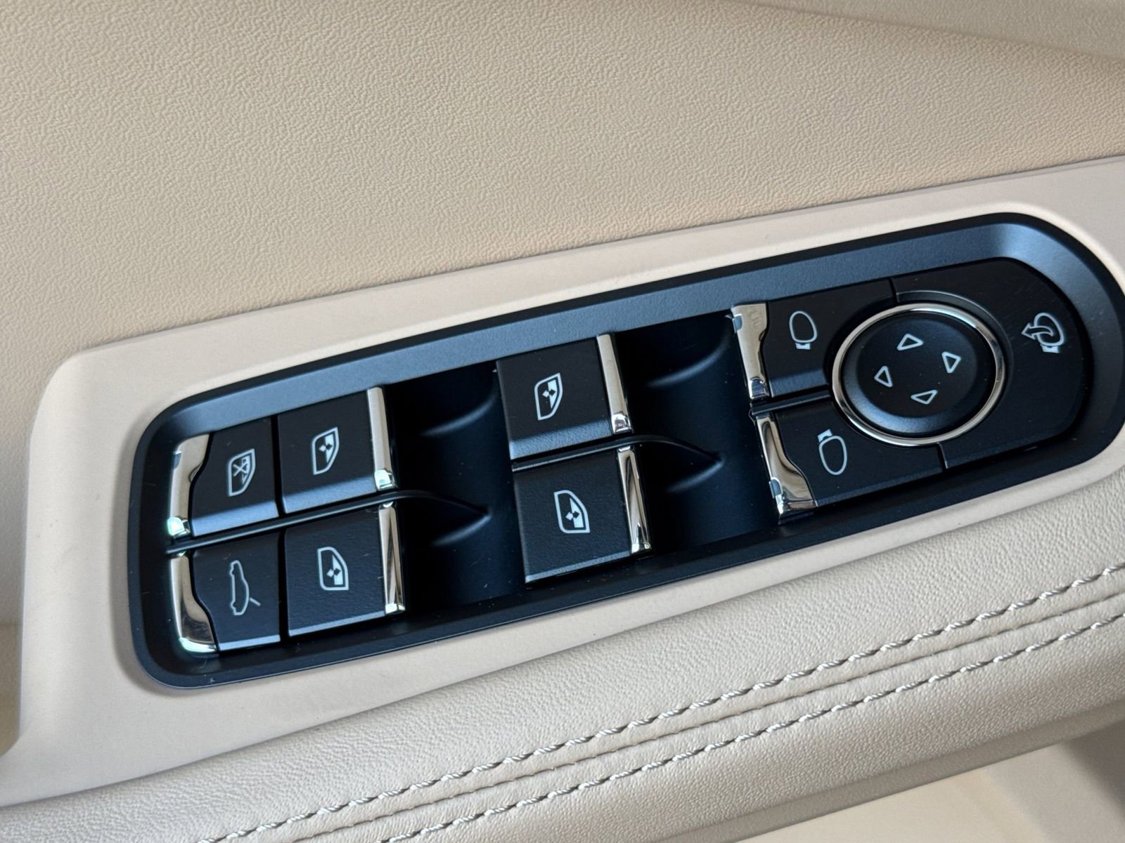 New 2026 Porsche Macan Turbo AWD/4WD image 13