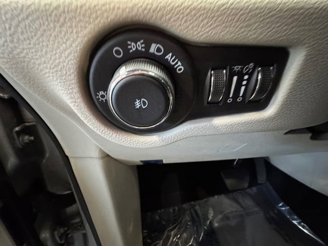 Used 2024 Chrysler Pacifica Touring-L image 23