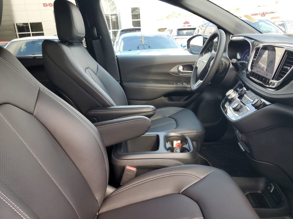 New 2025 Chrysler Pacifica Select FWD image 33