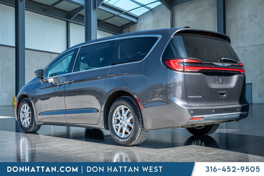 Used 2023 Chrysler Pacifica Touring-L image 31