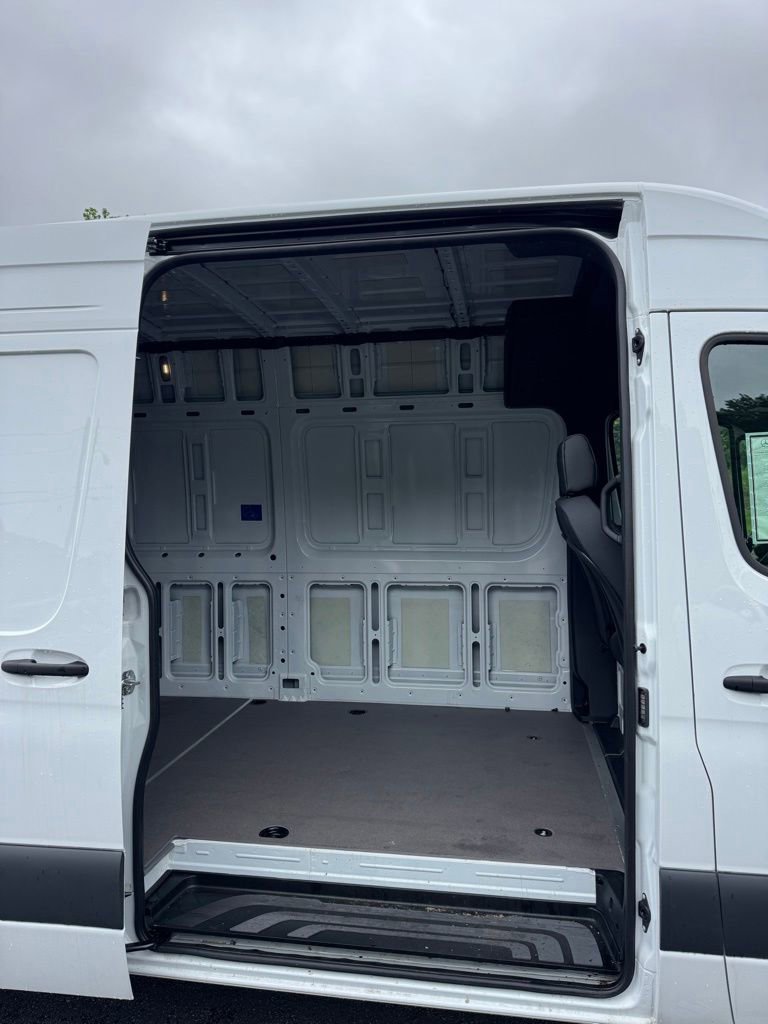 Used 2026 Mercedes-Benz Sprinter 2500 image 9