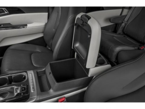 Used 2024 Kia Carnival EX image 17