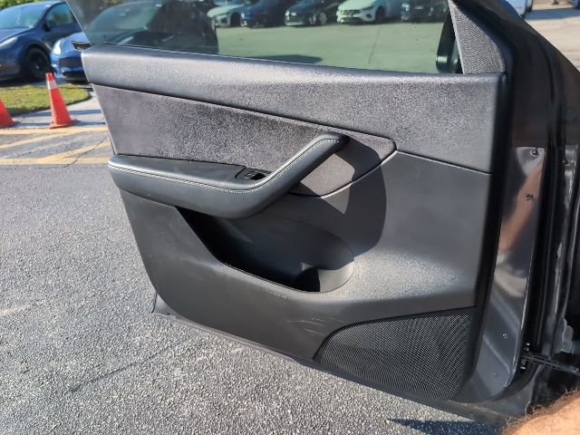 Used 2022 Tesla Model Y Long Range image 19