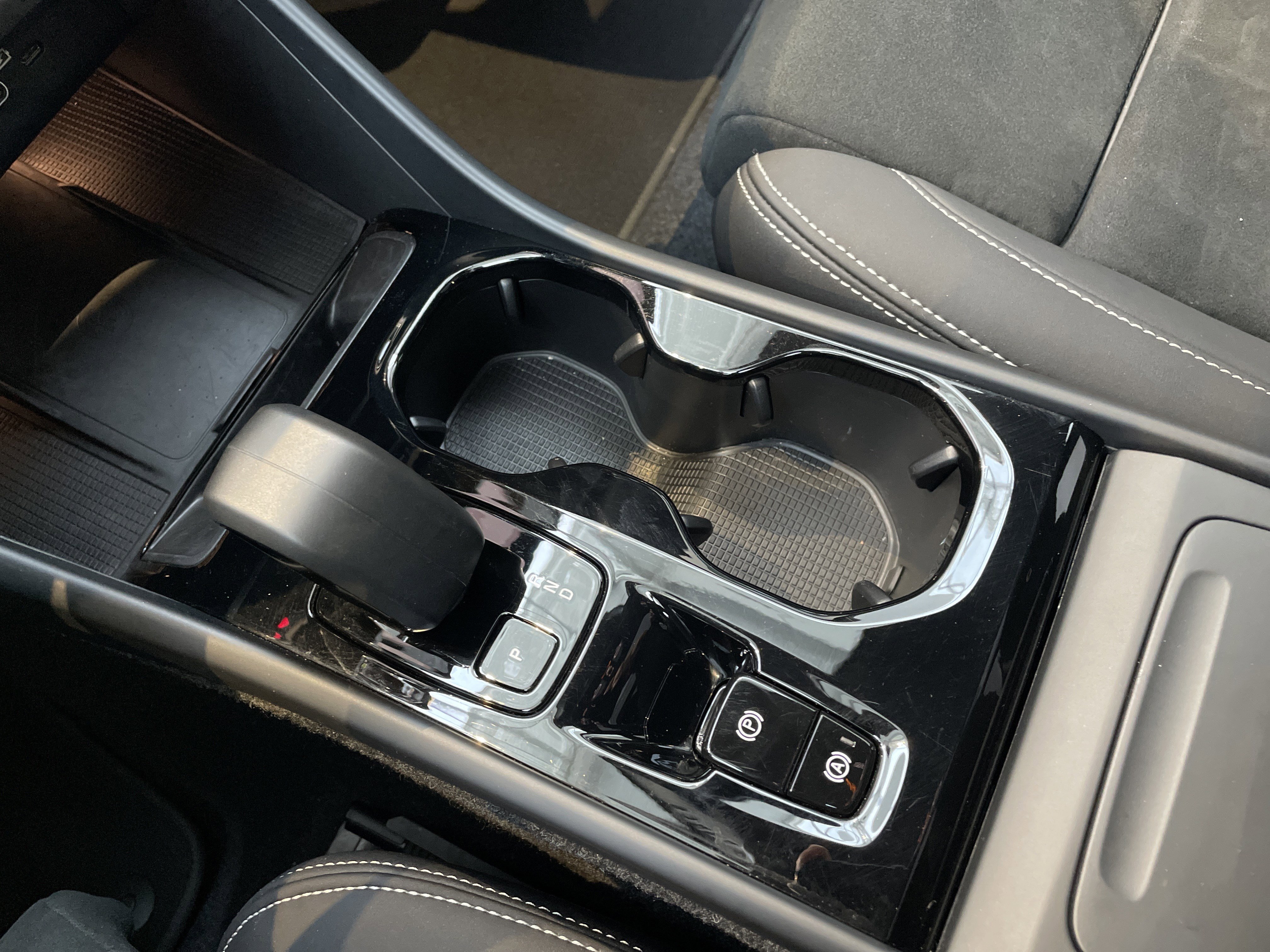 Used 2025 Volvo XC40 B5 Plus image 31