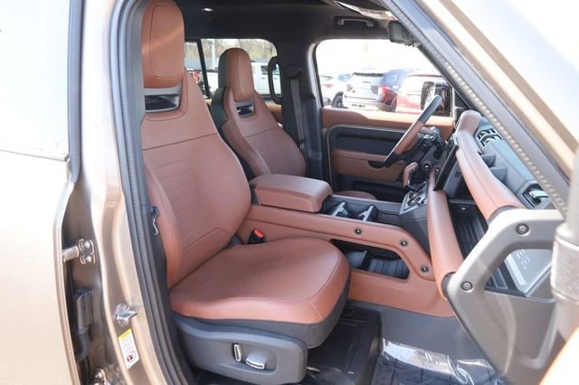 Used 2025 Land Rover Defender 110 image 32