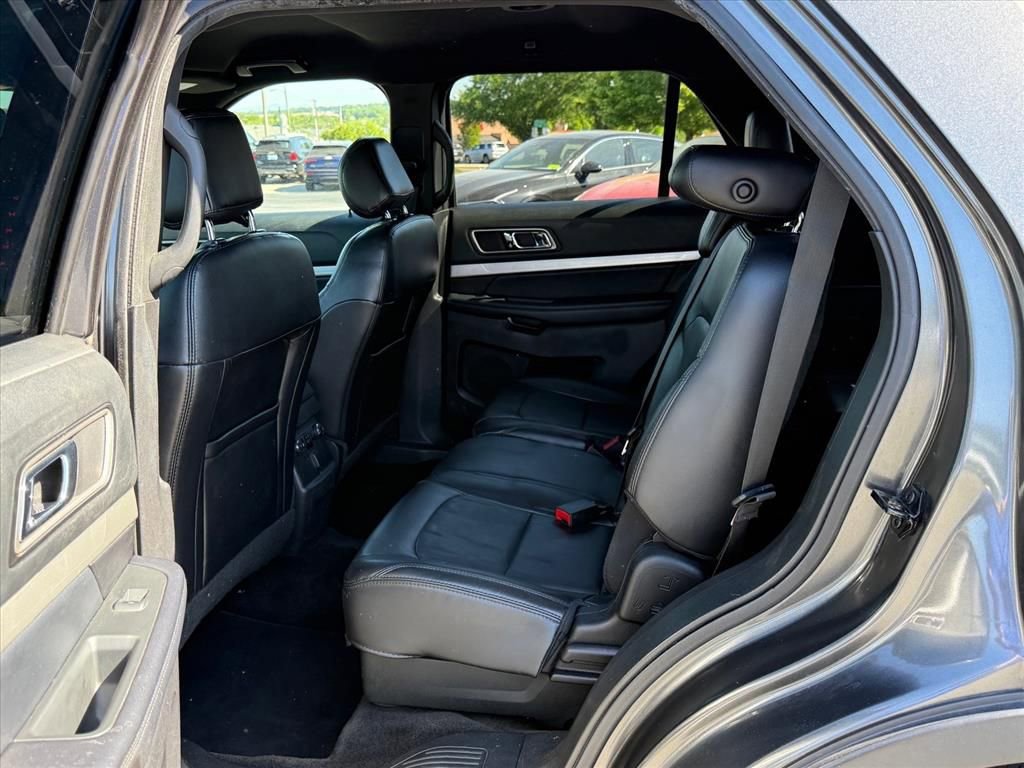 Used 2017 Ford Explorer XLT image 10