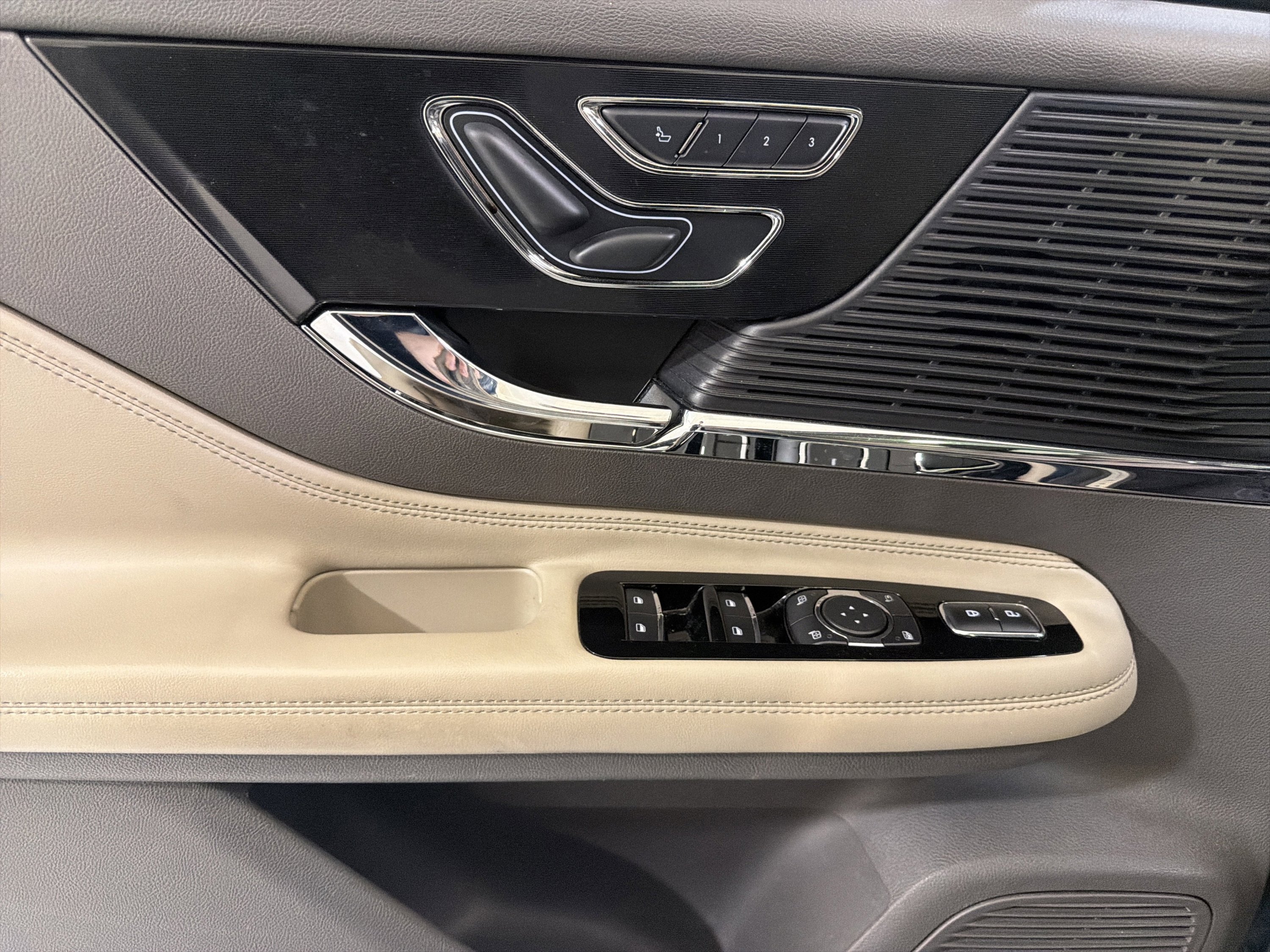 Used 2022 Lincoln Corsair FWD w/ Premium Package image 14