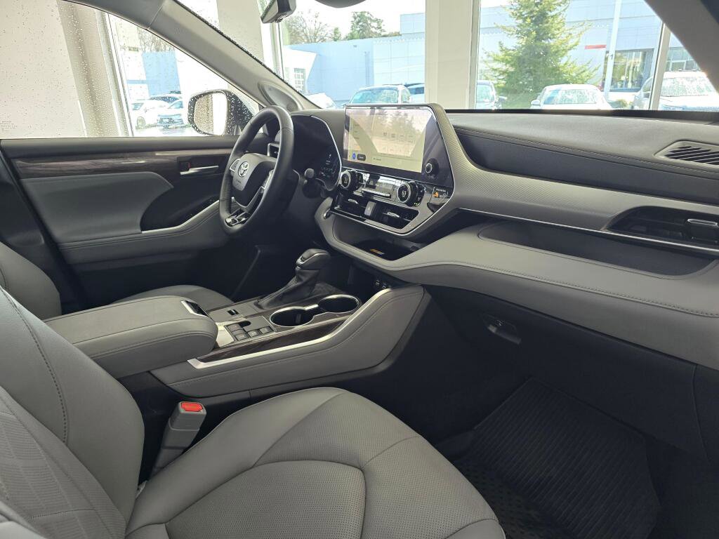 Used 2024 Toyota Highlander Platinum image 48