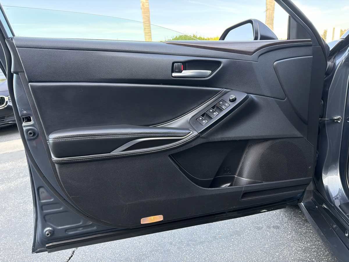 Used 2022 Toyota Avalon XLE image 32