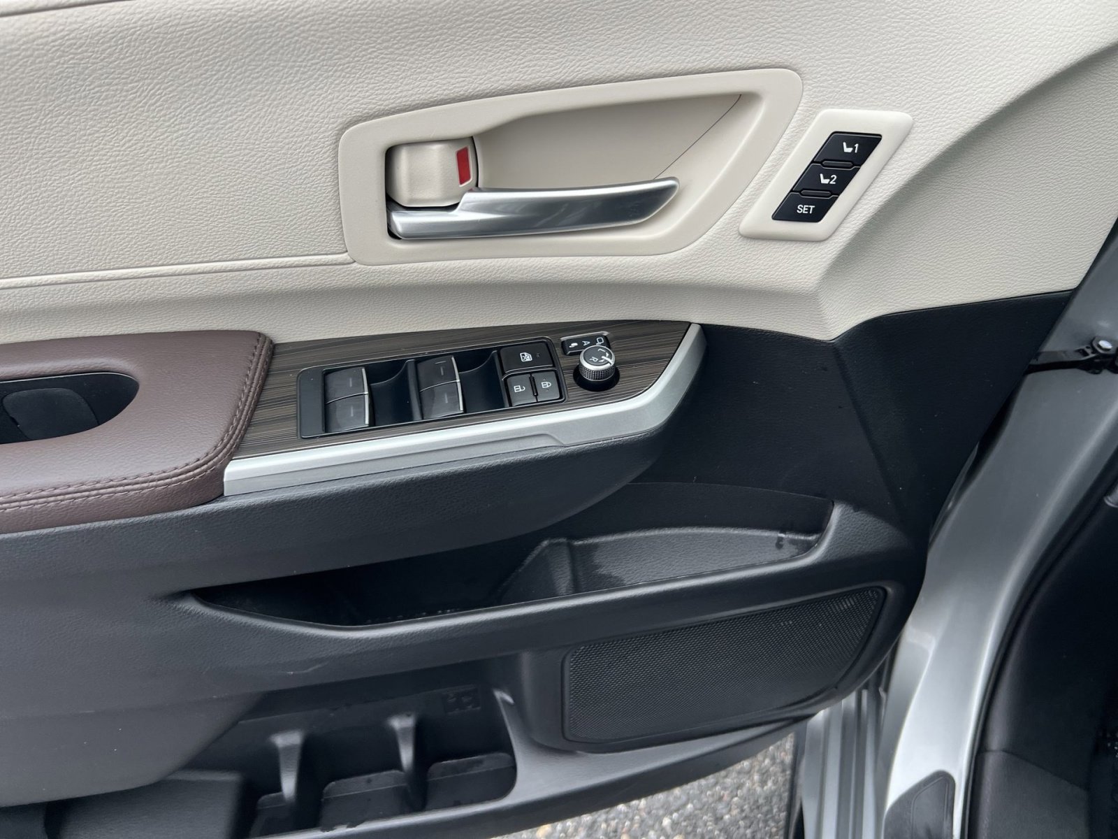 Used 2023 Toyota Sienna Platinum image 15