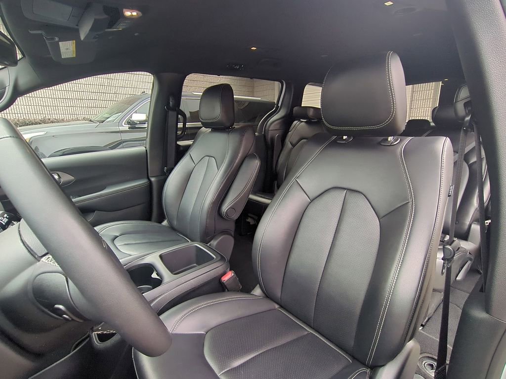 Used 2025 Chrysler Pacifica Select image 24