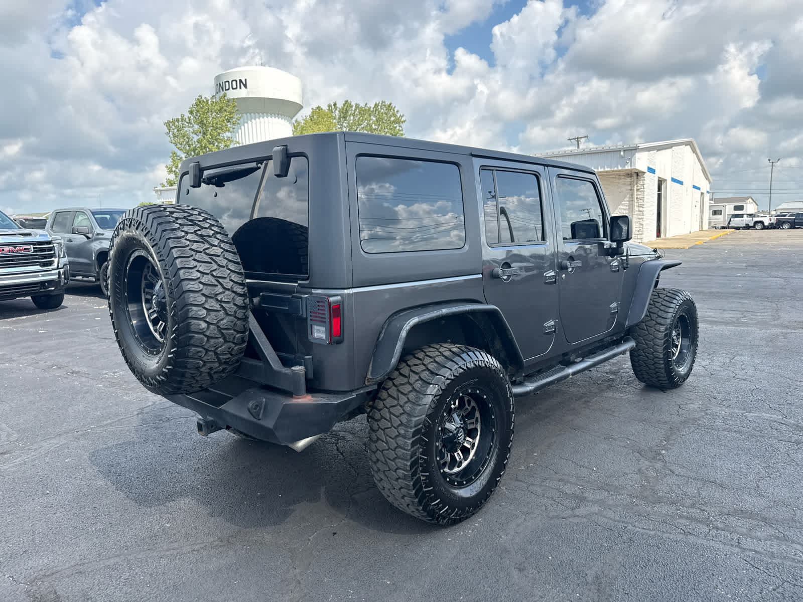 Used 2016 Jeep Wrangler Unlimited Sahara w/ Connectivity Group AWD/4WD image 5