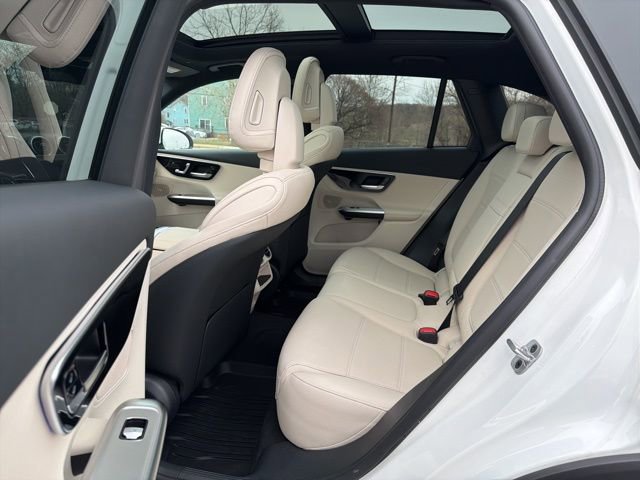 Used 2025 Mercedes-Benz GLC 300 4MATIC image 16