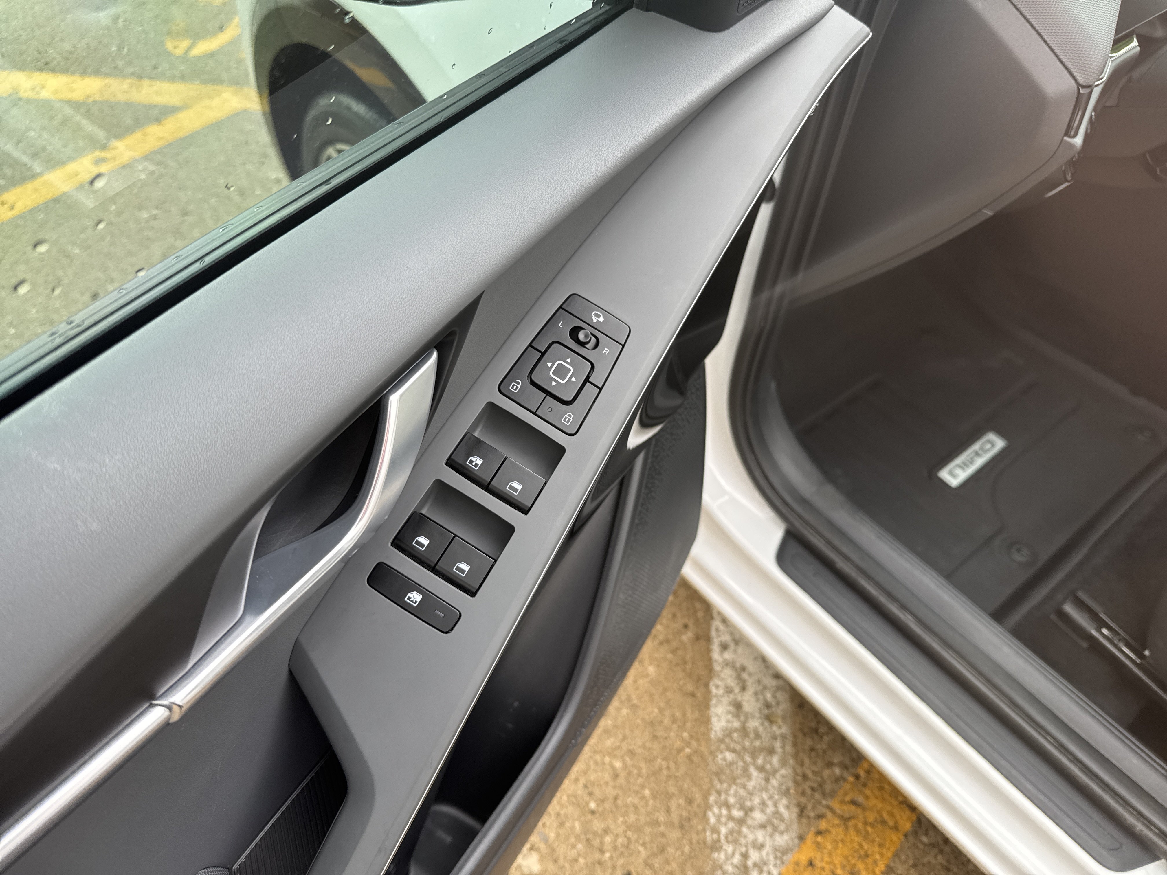 Used 2024 Kia Niro EX Touring FWD image 11