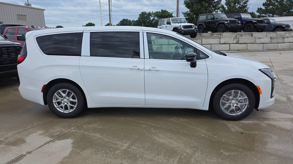 New 2027 Chrysler Pacifica Select FWD image 6