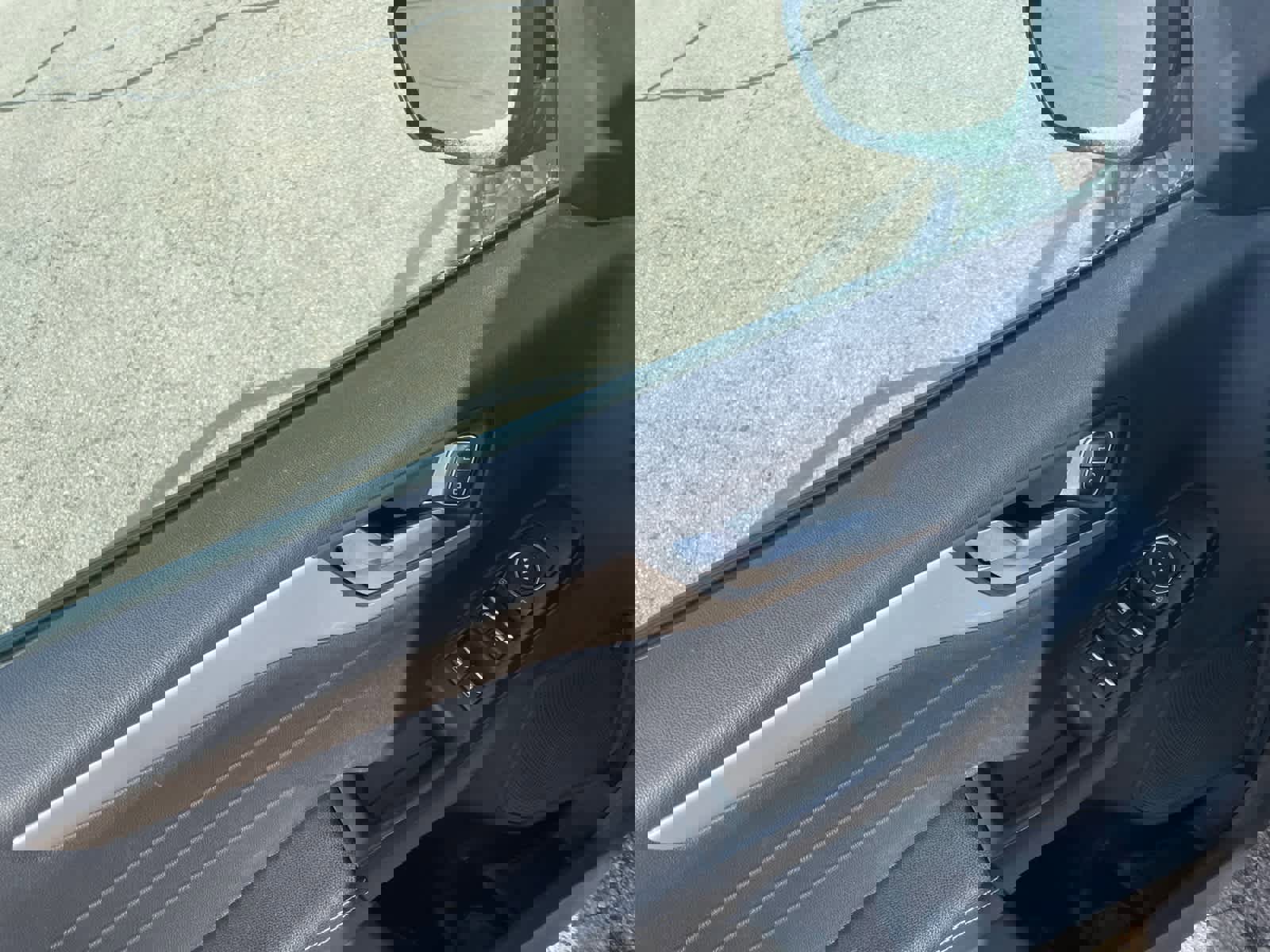 Used 2021 Ford Escape SE w/ SE Sport Appearance Package image 10