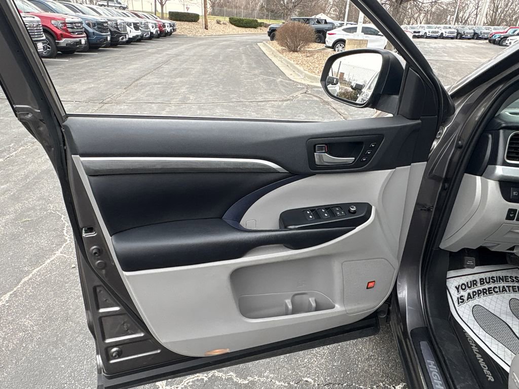 Used 2019 Toyota Highlander Limited Platinum image 18