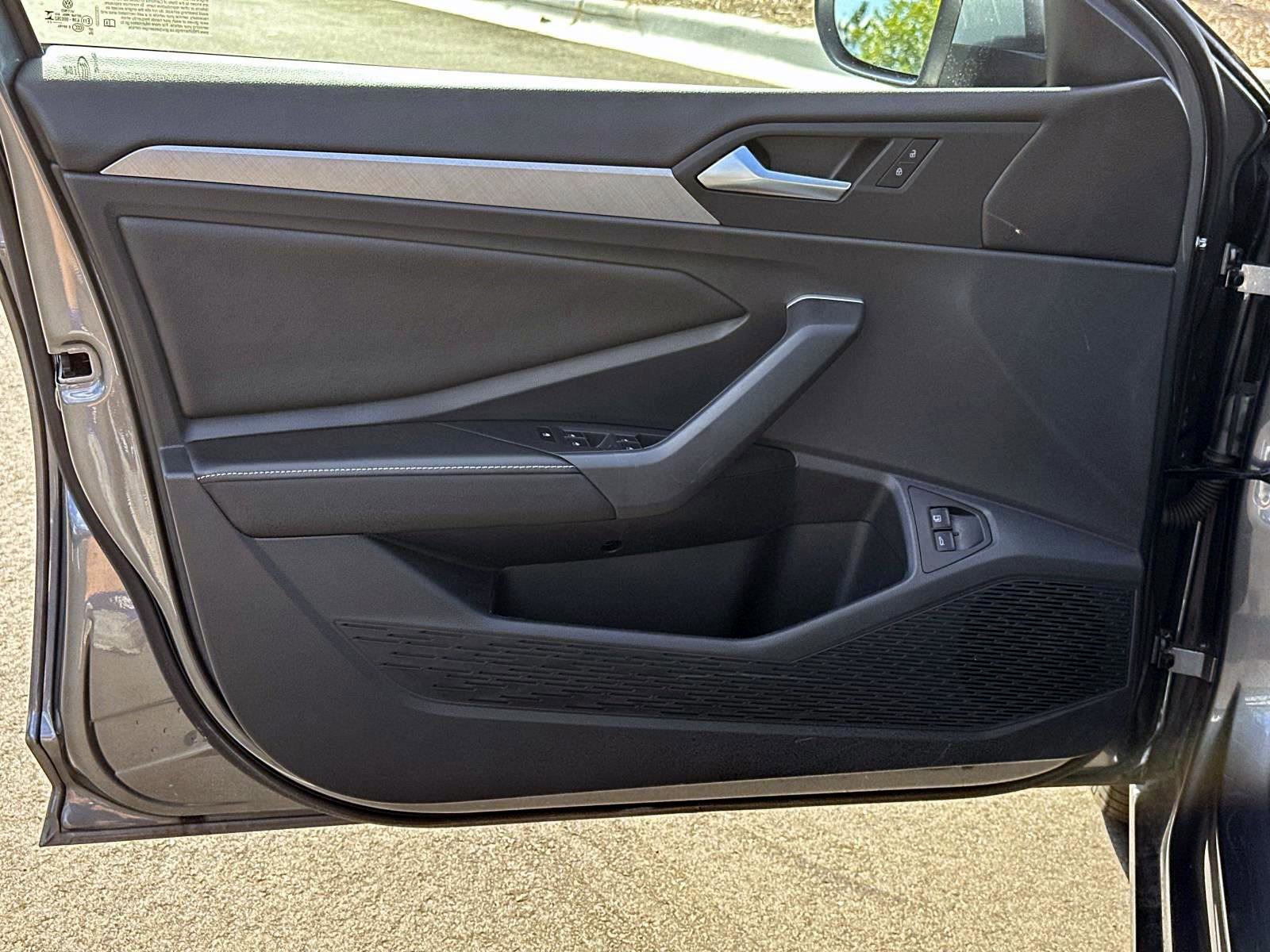 Used 2023 Volkswagen Jetta SE w/ Panoramic Sunroof Package image 15