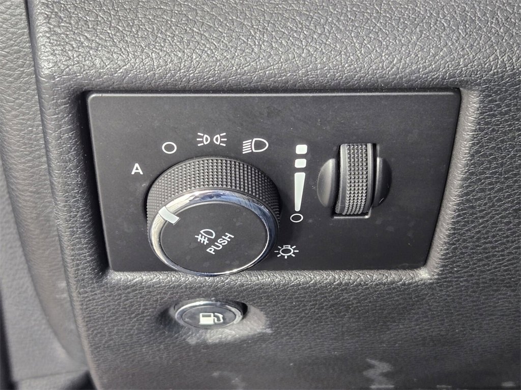 Used 2020 Jeep Grand Cherokee Altitude image 28