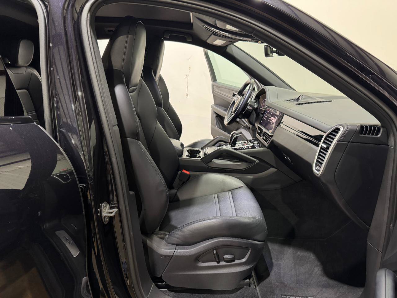 Used 2022 Porsche Cayenne Coupe AWD/4WD image 11