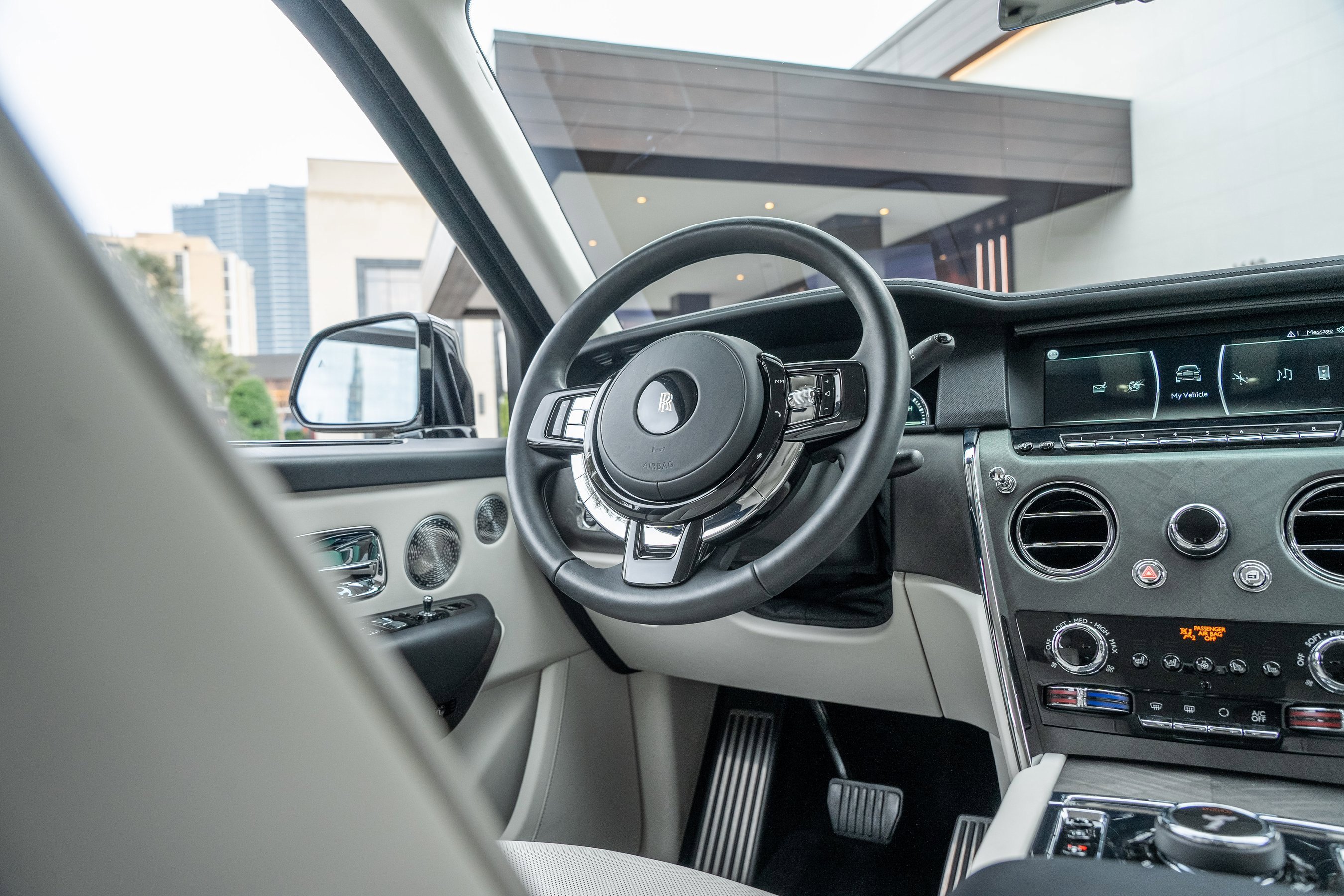 Used 2023 Rolls-Royce Cullinan w/ Cullinan Package image 33