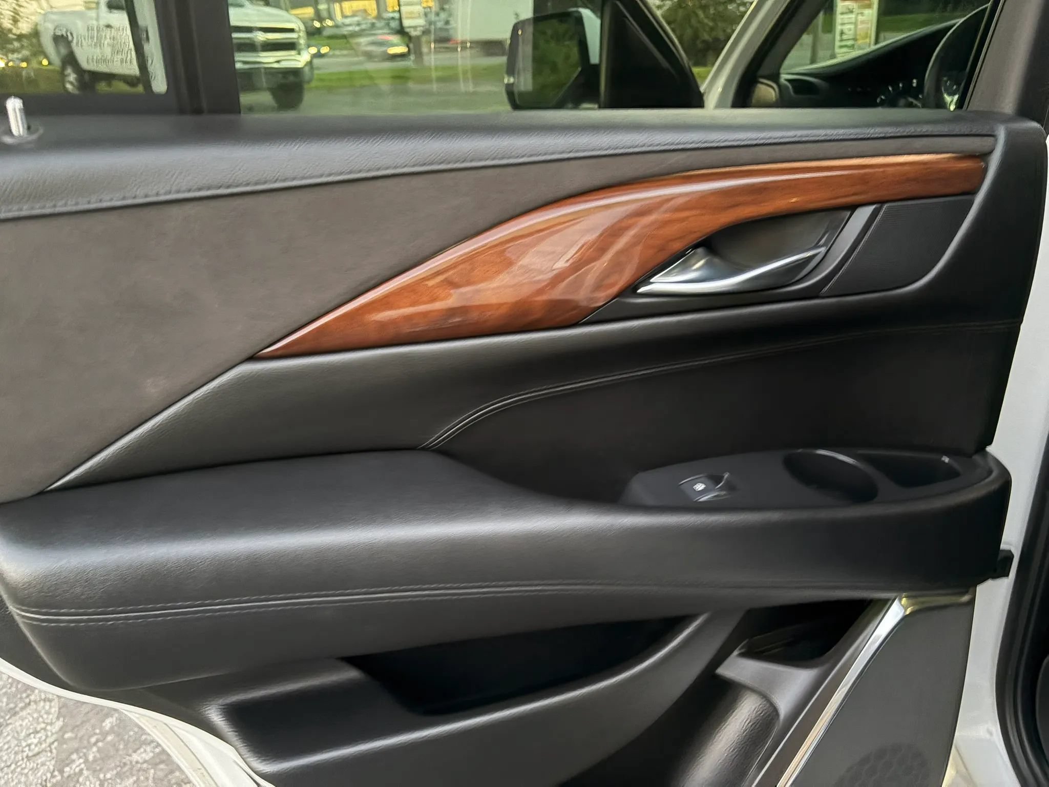 Used 2016 Cadillac Escalade Luxury AWD/4WD image 40