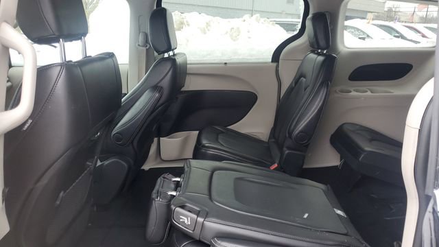 Certified 2024 Chrysler Pacifica Touring-L image 23